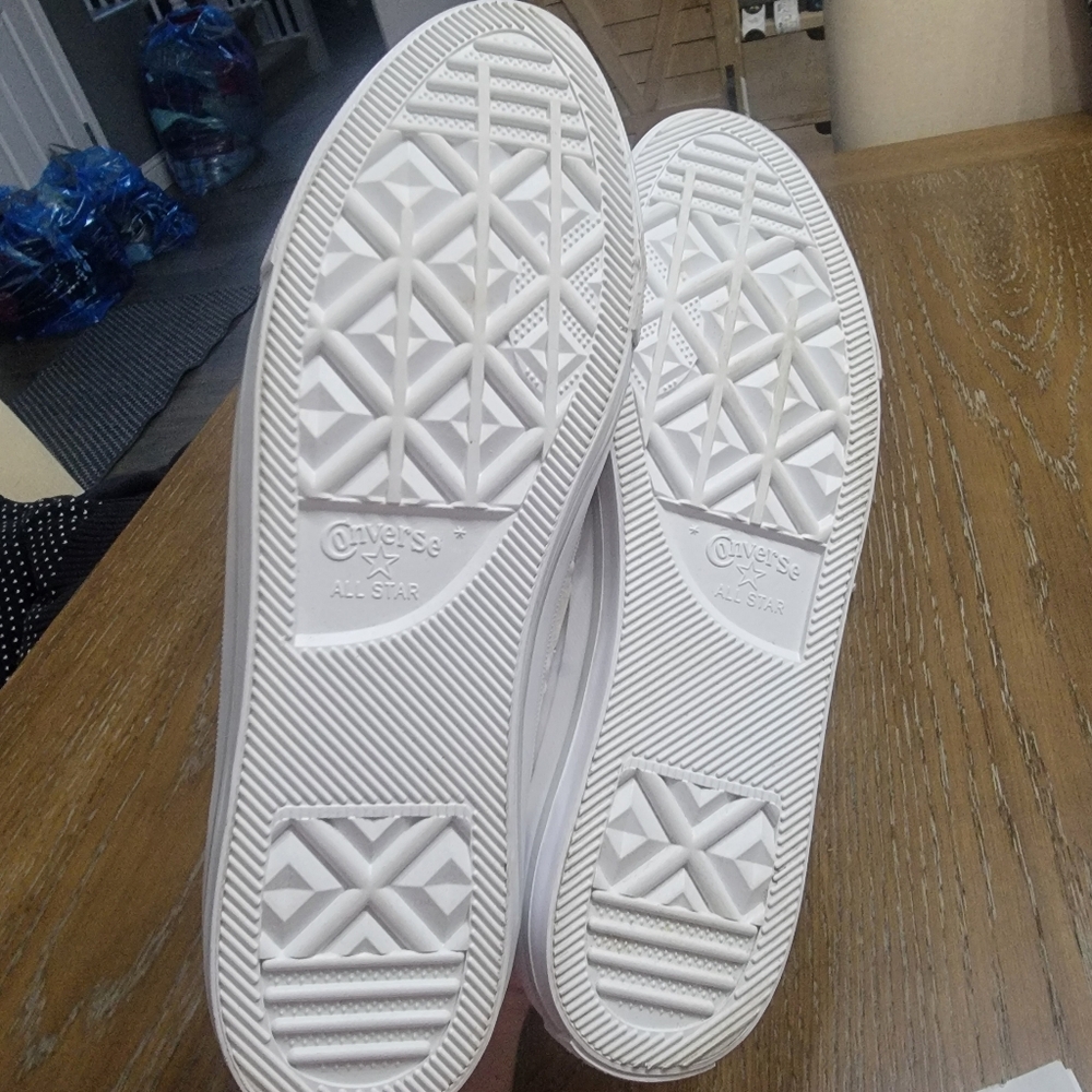 Converse Chuck Taylor's Allstars High sneaker.New in box, 8 women.Color: white - Picture 5 of 11